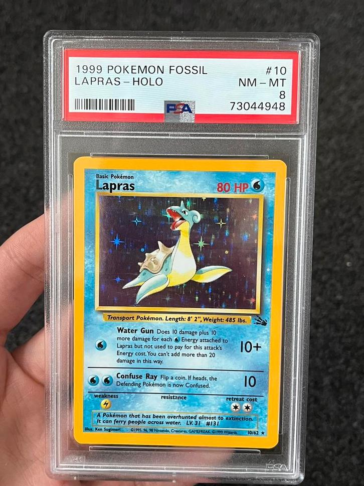 Pokémon PSA 8 Lapras #10 Fossil set, Hobby en Vrije tijd, Verzamelkaartspellen | Pokémon, Zo goed als nieuw, Losse kaart, Foil