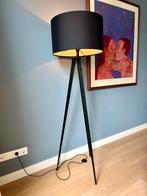 Zuiver Tripod Vloerlamp – Zwart – in goede staat, Huis en Inrichting, Lampen | Vloerlampen, Ophalen, Zo goed als nieuw, Metaal