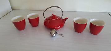 Thee pot met kopjes beschikbaar voor biedingen
