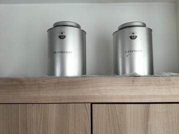 Twee Grote Vintage Theebussen – Voigt Koffie & Thee beschikbaar voor biedingen