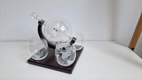 Luxe whiskeykaraf – wereldbol design met 4 glazen (zwart), Verzamelen, Glas en Borrelglaasjes, Zo goed als nieuw, Overige typen