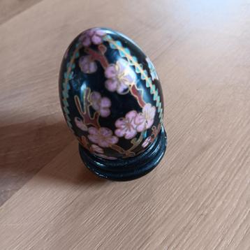 Vintage Cloisonné ei met houten standaard beschikbaar voor biedingen