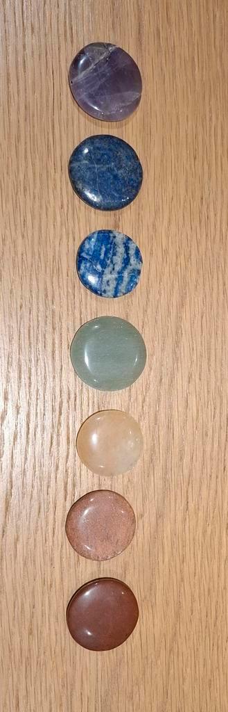 Set 7 ronde chakra stenen in fluweel zwart zakje, Verzamelen, Mineralen en Fossielen, Mineraal, Ophalen of Verzenden