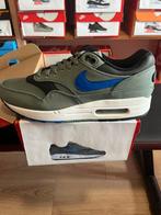 Air max 1 93 logo clay green 43, Kleding | Heren, Schoenen, Nieuw, Ophalen of Verzenden, Sneakers of Gympen, Nike