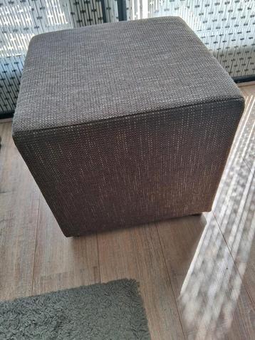 Poef/voetenbank 46x46x46cm beschikbaar voor biedingen
