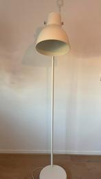 Staande lamp wit Ikea Hektar, Huis en Inrichting, Lampen | Vloerlampen, Ophalen, Gebruikt, Metaal, Modern