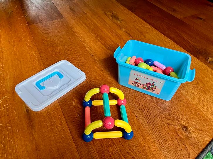 Magnetische Bouwstenen met Opbergbak, Kinderen en Baby's, Speelgoed | Bouwstenen, Zo goed als nieuw, Overige merken, Ophalen of Verzenden