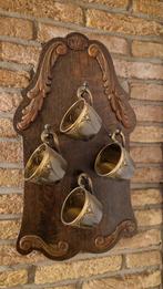 Oud jouten hangbord met koperen mokken, Gebruikt, Ophalen of Verzenden, Kandelaar, Hout