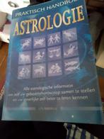 Boek astrologie praktisch handboek, Ophalen of Verzenden, Zo goed als nieuw, Astrologie, Achtergrond en Informatie