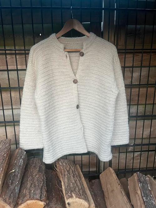 Handgemaakt Wollen vest met houten knopen, Kleding | Dames, Truien en Vesten, Zo goed als nieuw, Maat 38/40 (M), Overige kleuren