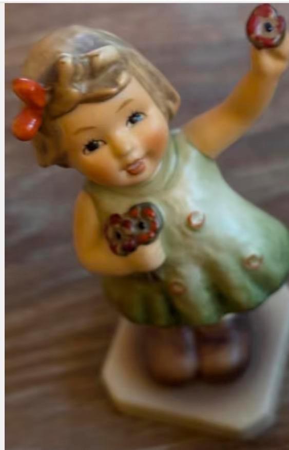 Goebel Hummel Meisje met Bloemen #793, Antiek en Kunst, Antiek | Keramiek en Aardewerk, Ophalen of Verzenden