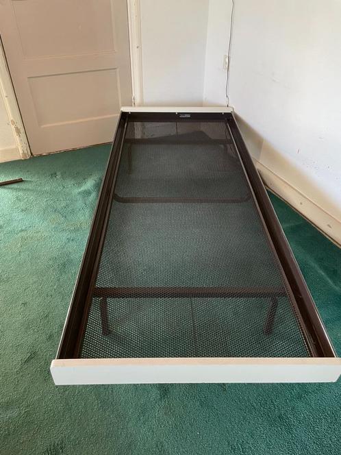 STEVIG 1 pers frame +matras, poten demontabel, MOET WEG !!, Huis en Inrichting, Slaapkamer | Matrassen en Bedbodems, Gebruikt
