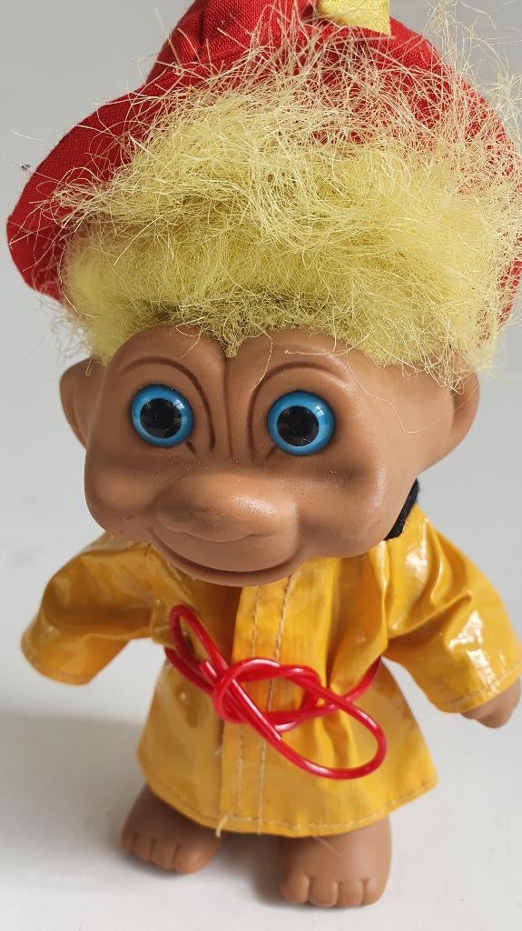 Vintage Trol in regenjas, poppetje, TNT 1991, 15 cm. 5C4, Tweedehands verkoop, Tweedehands verkoop, Gebruikt, Ophalen of Verzenden