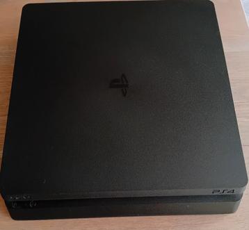 Ps4 zonder controllers wel met oplader.  beschikbaar voor biedingen