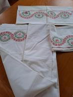 Vintage lakenset. Geborduurd, Huis en Inrichting, Keuken | Textiel, Ophalen, Wit, Tafelkleed of Tafelzeil
