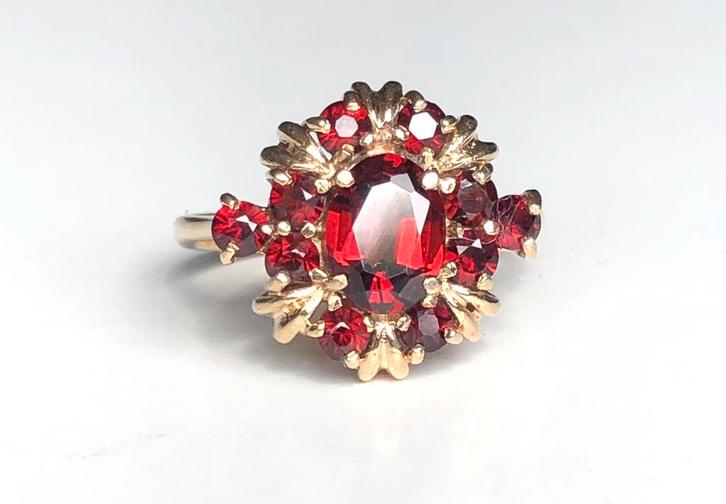 Gouden vintage entouragering granaten granaat maat 18 3/4, Sieraden, Tassen en Uiterlijk, Ringen, Gebruikt, Dame, 18 tot 19, Rood