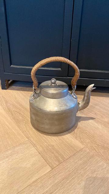 Brocante theepot beschikbaar voor biedingen