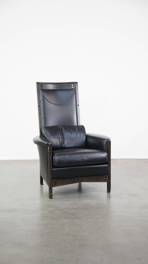 Zeer statige zwarte rundleren design fauteuil van Giorgetti, Huis en Inrichting, Fauteuils, Gebruikt, Hout, Leer, 75 tot 100 cm