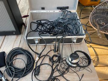 Gitaarversterker met microfoon en accessoires beschikbaar voor biedingen