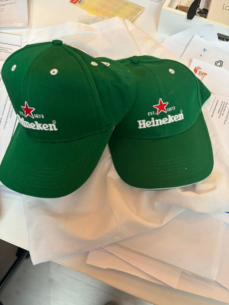 2 Heineken caps, Ophalen of Verzenden, Zo goed als nieuw, Overige maten, Accessoires