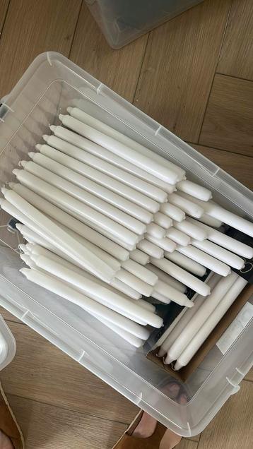 Ca 45 witte dinerkaarsen beschikbaar voor biedingen