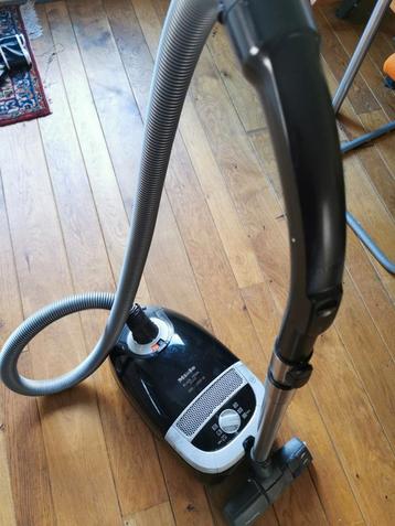 miele stofzuiger black pearl 5000 2200 W defect  beschikbaar voor biedingen