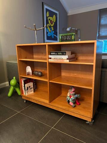 Prachtige vintage schoolkast beschikbaar voor biedingen