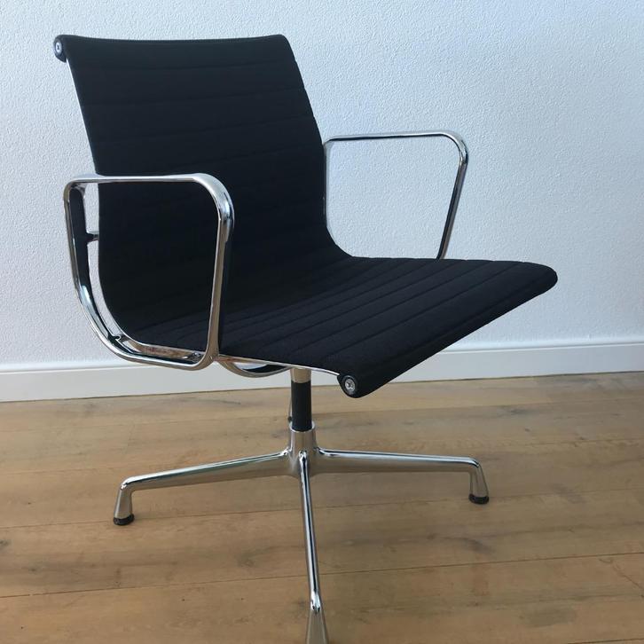 IZGS Vitra Eames Aluminium stoel EA 107 EA107 chroom, Huis en Inrichting, Stoelen, Zo goed als nieuw, Eén, Zwart, Ophalen
