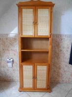 Hoge badkamermeubel met rieten deuren en messing grepen., Ophalen, (Half)hoge kast, Gebruikt, 50 tot 100 cm