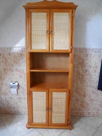 Hoge badkamermeubel met rieten deuren en messing grepen. beschikbaar voor biedingen