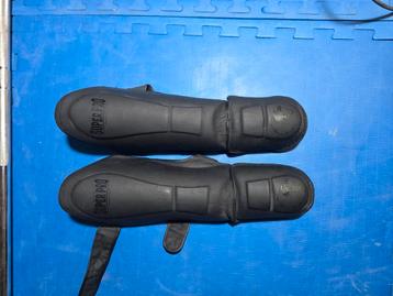 Gebruikte bokshandschoenen 16oz + scheenbeschermers – goede  beschikbaar voor biedingen