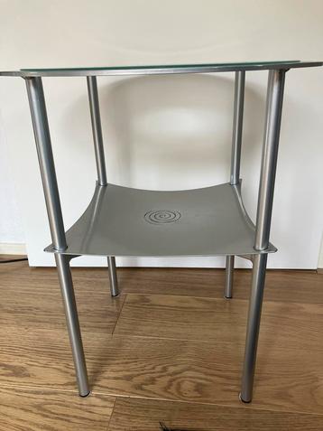 Mooie stevige bijzettafel beschikbaar voor biedingen