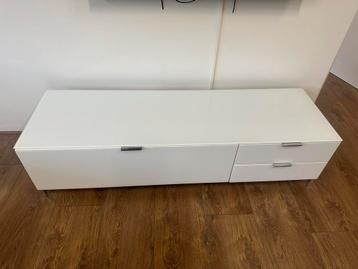 Mooie witte tv kast met glasplaat