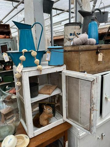 Vliegenkastje wit,brocant,vintage,landelijk,keuken  beschikbaar voor biedingen