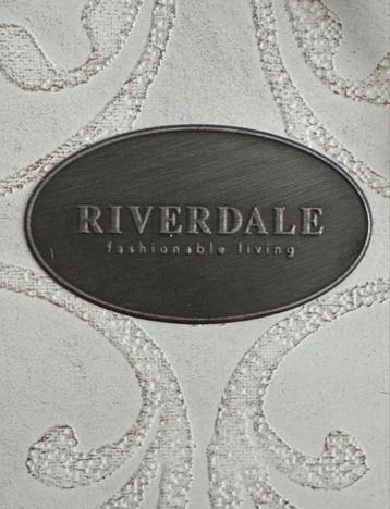 Riverdale Wandklok - Stijlvol Design! beschikbaar voor biedingen
