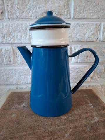 Brocante emaille blauw witte koffiepot uit Frankrijk beschikbaar voor biedingen