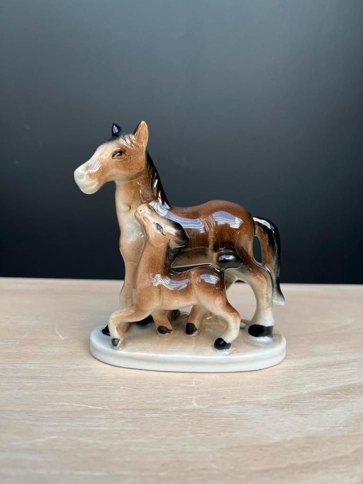 Porseleinen beeldje paard met veulen, Antiek en Kunst, Antiek | Woonaccessoires, Ophalen of Verzenden