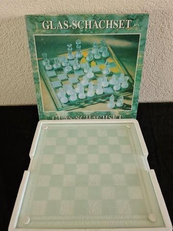Glazen schaakspel. Nieuw in doos! beschikbaar voor biedingen