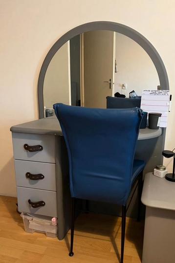 Bureau met spiegel beschikbaar voor biedingen