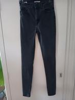 Levis jeans mt: 29, Ophalen of Verzenden, Zo goed als nieuw, Grijs, W28 - W29 (confectie 36)