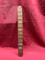 Rijwielbelastingplaatjes 1927–1941 (12 st) op orig. plankier, Verzenden