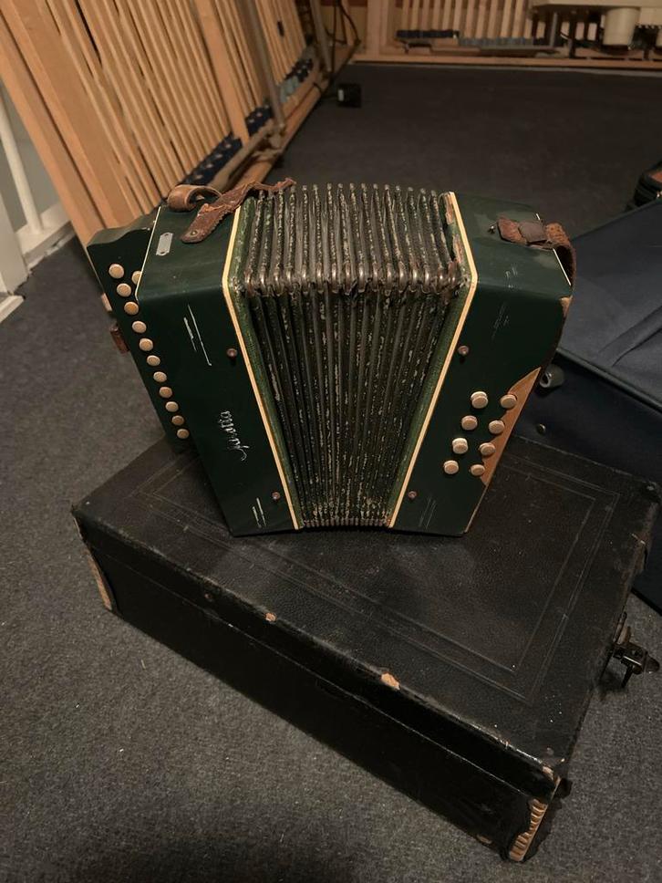 Mooie diatomische harmonica met 8 bas, Muziek en Instrumenten, Accordeons, Gebruikt, Knopaccordeon, 80-bas, Accordiola, Met koffer