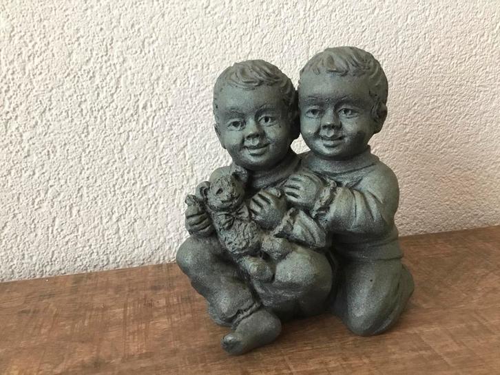Vintage Beeld van Twee Jongens, tweeling,  met Teddybeer, Antiek en Kunst, Kunst | Beelden en Houtsnijwerken, Ophalen of Verzenden