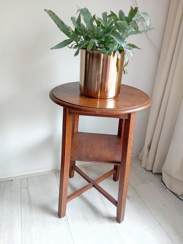 Vintage mooie planten / Bijzettafel van hout  beschikbaar voor biedingen