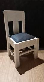 Witte houten kinderstoel met zwart kussen, Ophalen, Hout, Gebruikt, Eenvoudig
