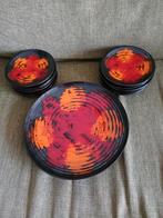 Gebakstel 13 delig Vintage Zwart rood oranje 12 bordjes, Antiek en Kunst, Antiek | Keramiek en Aardewerk, Ophalen of Verzenden