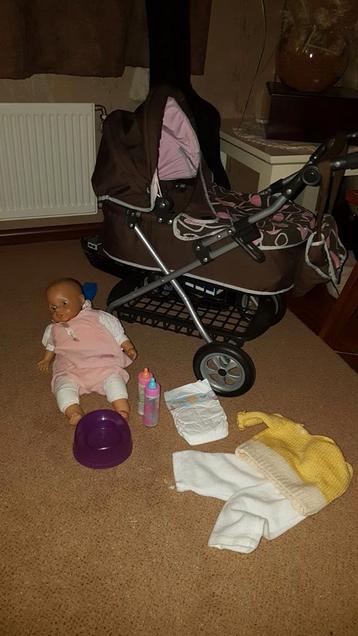 Babypop met wagen en accessoires beschikbaar voor biedingen