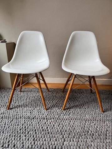 Witte Eames Stoelen - Set van 2 beschikbaar voor biedingen