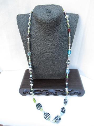 Mooie lange ketting met metalen kralen en glazen kralen. beschikbaar voor biedingen