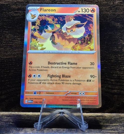 Flareon Holo 136/165 - 151, Hobby en Vrije tijd, Verzamelkaartspellen | Pokémon, Nieuw, Losse kaart, Foil, Verzenden